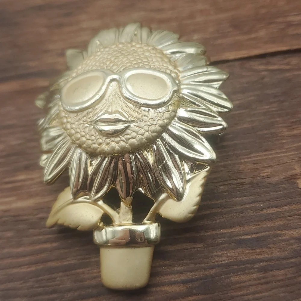 B432 vintage sunflower in pot brooch garden‎ novelty gift gardener